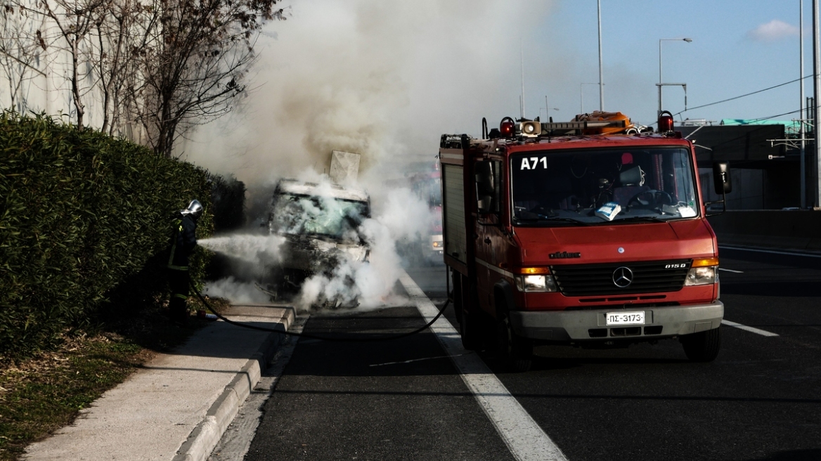 Φωτιά σε φορτηγό στην Αττική Οδό - Αυξημένη κίνηση 