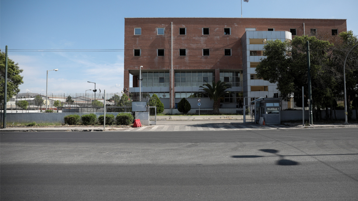 Απόδραση-θρίλερ από το Μεταγωγών: Τέσσερις κρατούμενοι πήραν όπλα και περιπολικό από αστυνομικούς