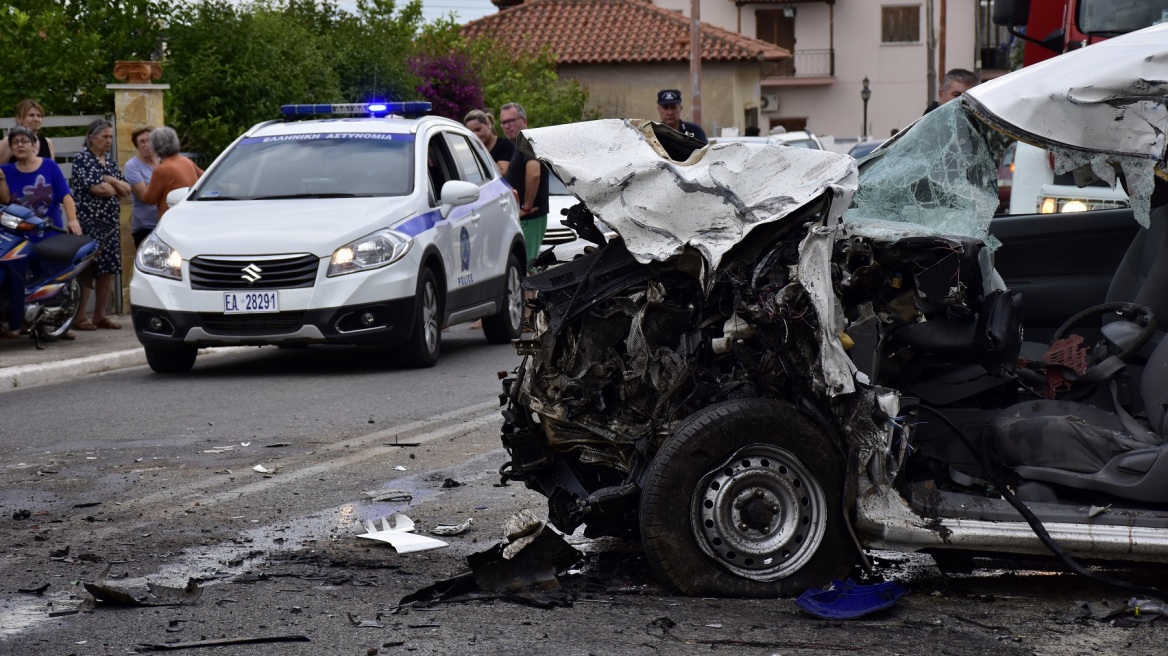 Εικόνες-σοκ: Φονική σύγκρουση αγροτικού με φορτηγό - Ένας νεκρός