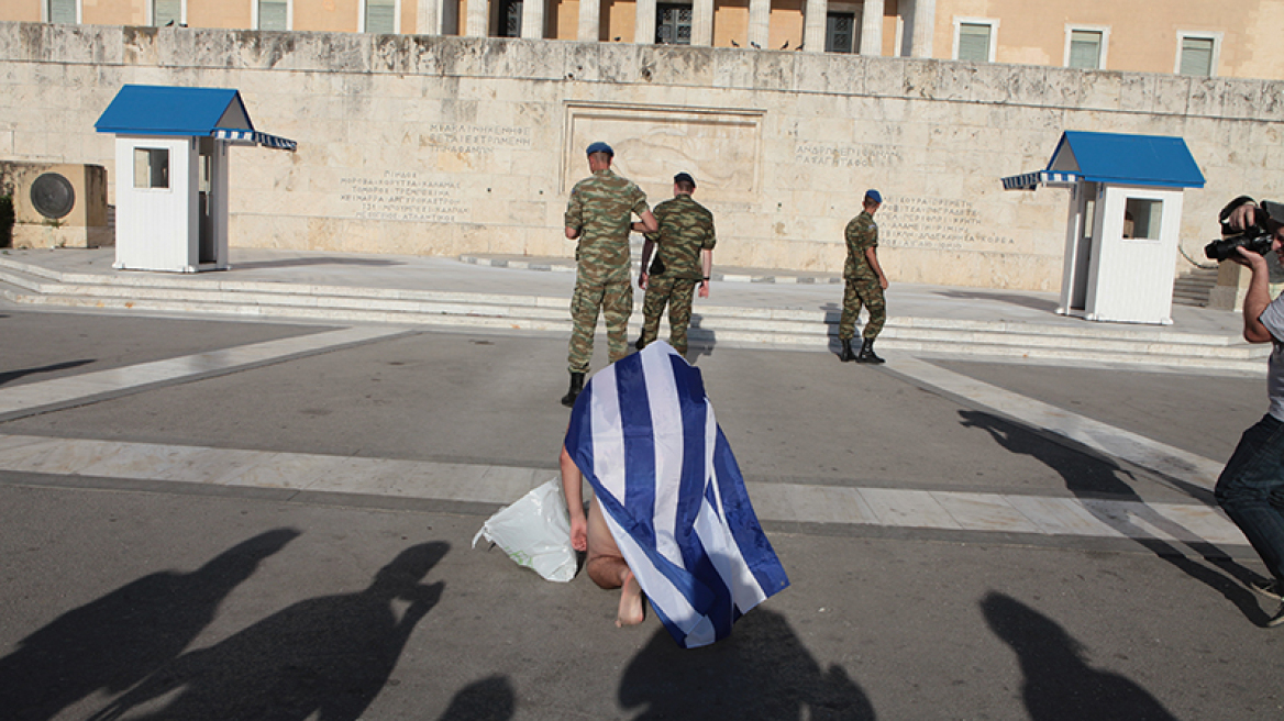 Athens Pride 2019: Ένας ολόγυμνος στον Άγνωστο Στρατιώτη!