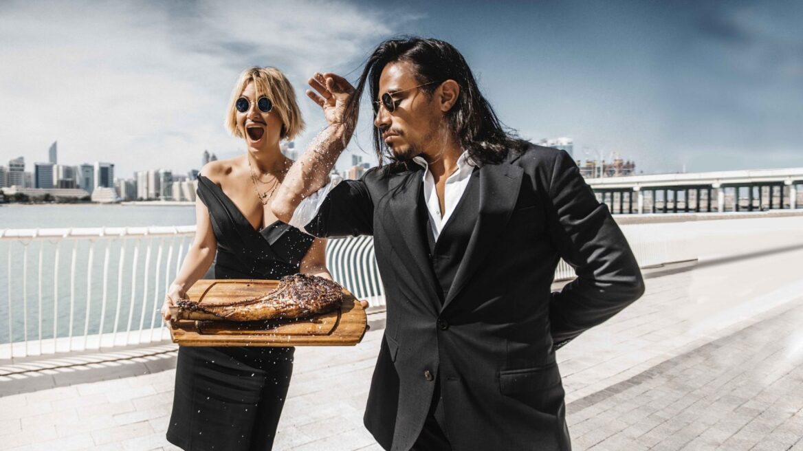 Οι χρυσές μπριζόλες του Salt Bae έφτασαν στη Μύκονο 