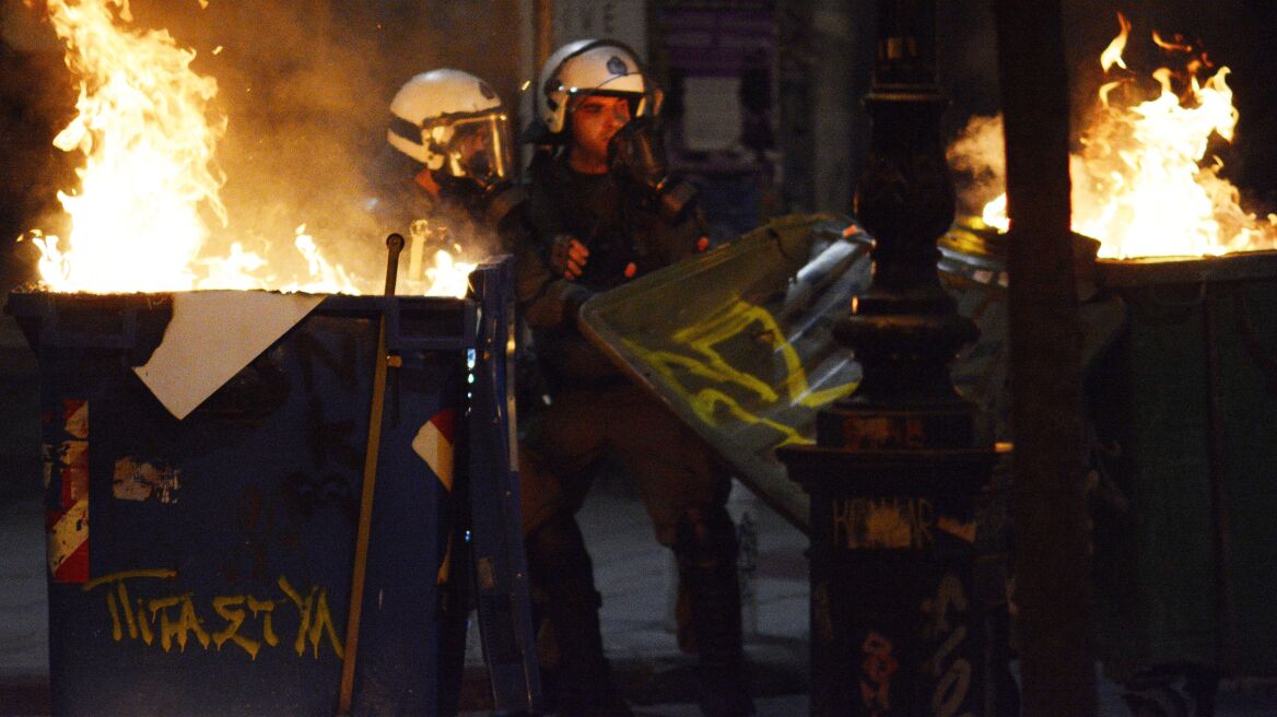 Μολότοφ κατά αστυνομικών στα Εξάρχεια - Τρεις προσαγωγές