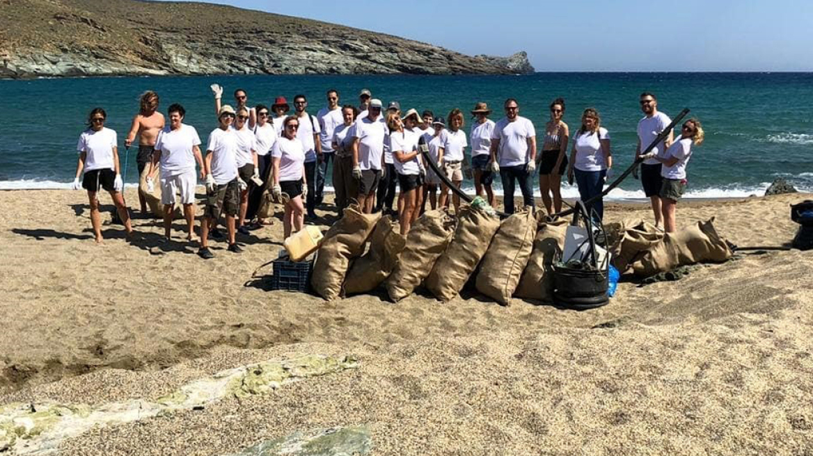 Η Μαρέβα Μητσοτάκη καθάρισε παραλίες της Τήνου από πλαστικά