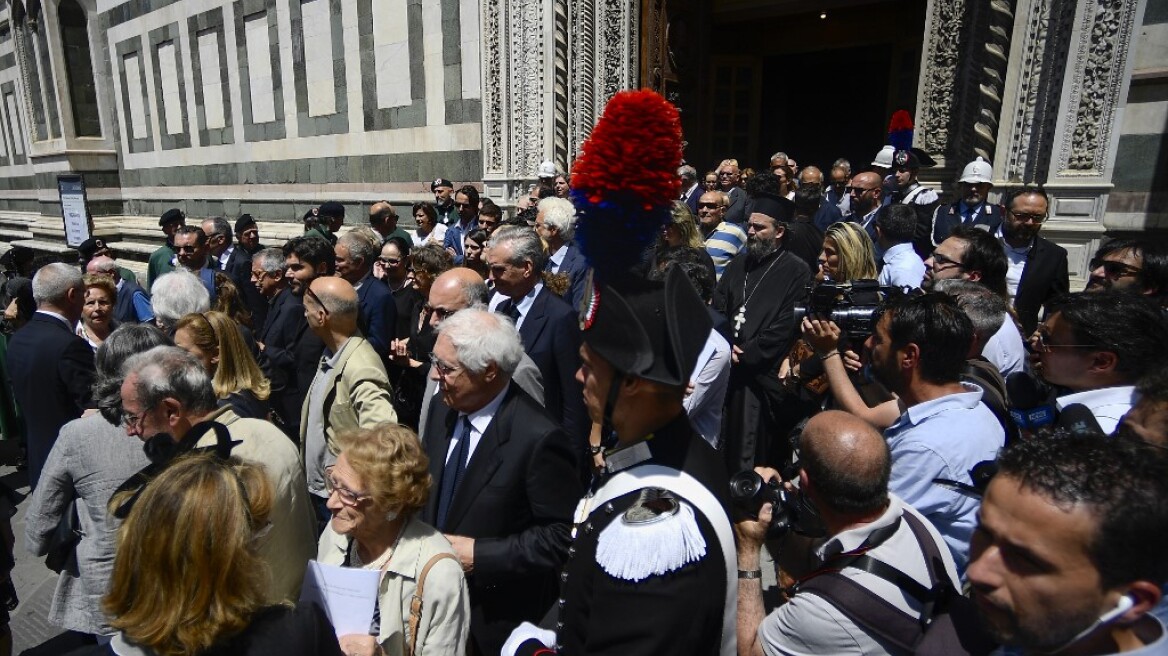 Χιλιάδες κόσμου αποχαιρέτησαν τον Φράνκο Τζεφιρέλι στη Φλωρεντία