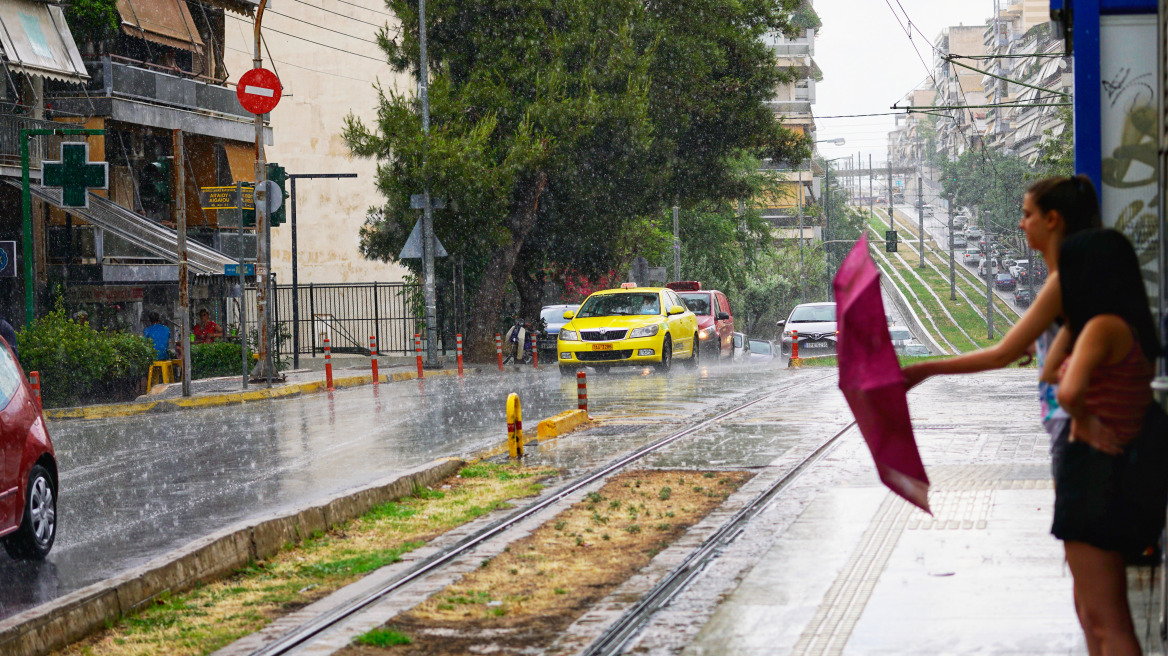 Καιρός: Επιμένουν οι καλοκαιρινές βροχές και το... χαλάζι - 4.200 κεραυνοί έπεσαν τη Δευτέρα