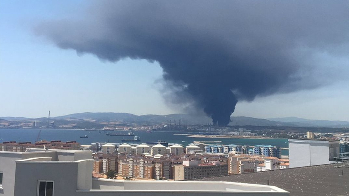 Τεράστιο νέφος καπνού κοντά στο Γιβραλτάρ, από πυρκαγιά σε εργοστάσιο χημικών