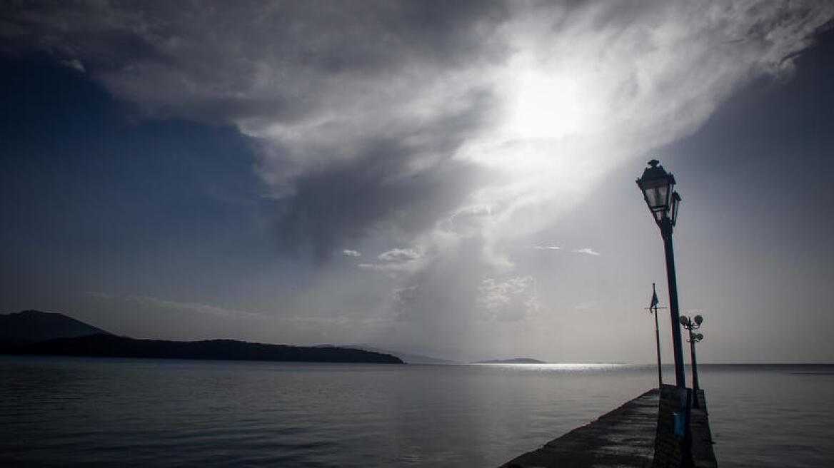 Καιρός: Μικρή πτώση της θερμοκρασίας και καταιγίδες από το μεσημέρι