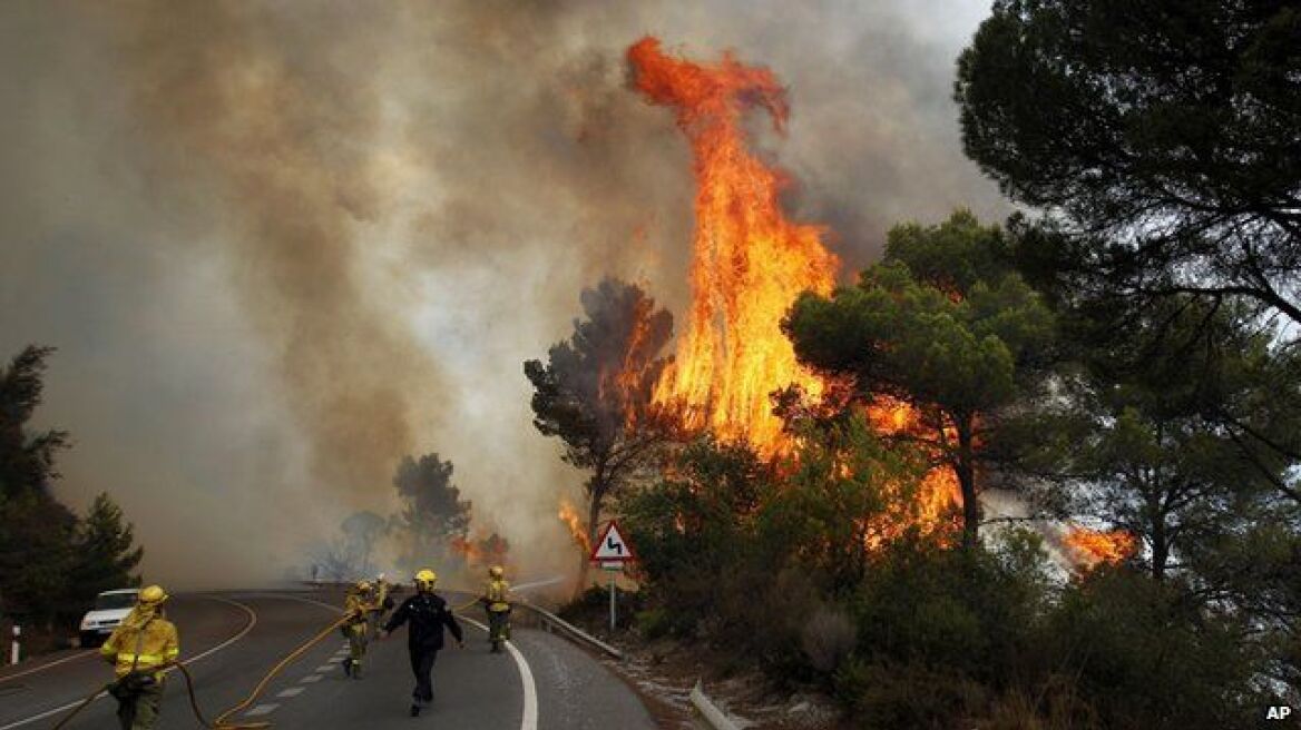 Ισπανία: Μεγάλη πυρκαγιά στην Καταλονία, εν μέσω καύσωνα και ισχυρών ανέμων