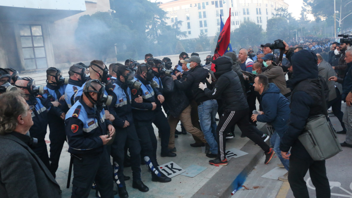 Αλβανία: Η αντιπολίτευση κατηγορεί τον Ράμα ότι μοιράζει όπλα και χρήματα ενόψει των εκλογών