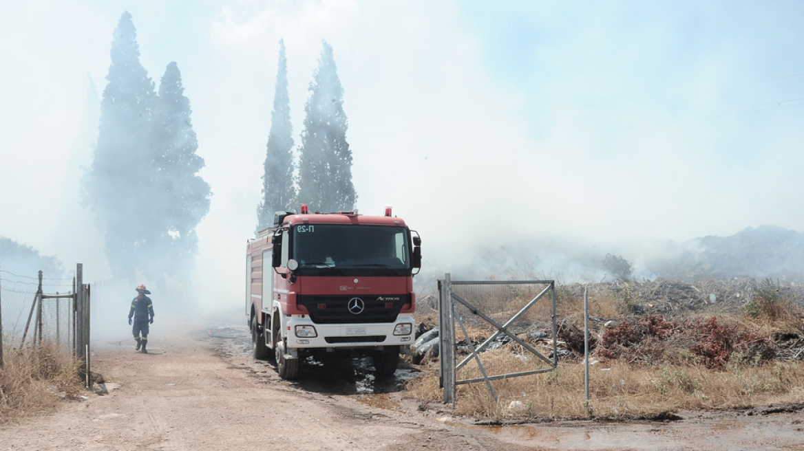 Έσβησε η φωτιά στο Λαύριο κοντά στην Ελληνική Βιομηχανία Όπλων