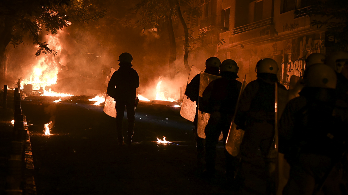 Νέα επίθεση με μολότοφ στα ΜΑΤ έξω από τα γραφεία του ΚΙΝΑΛ