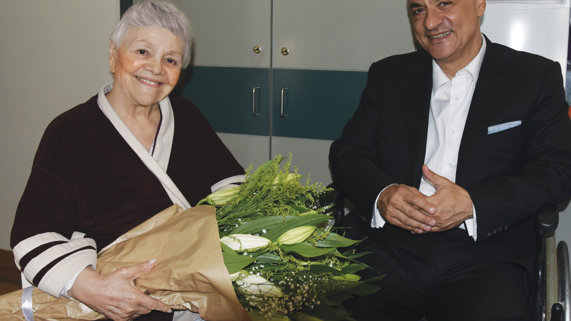 Τη θρυλική Μαίρη Λίντα επισκέφτηκε στο Γηροκομείο ο Μανώλης Κεφαλογιαννης