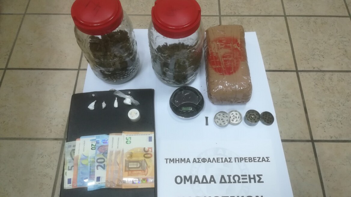 Πρέβεζα: Η Αiza ξετρύπωσε κοκαΐνη MDMA και χασίς στα σπίτια δυο νεαρών