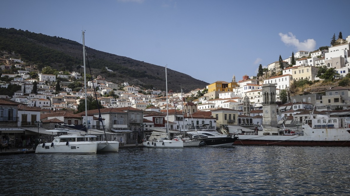 Πυρκαγιά από κεραυνό στην Ύδρα