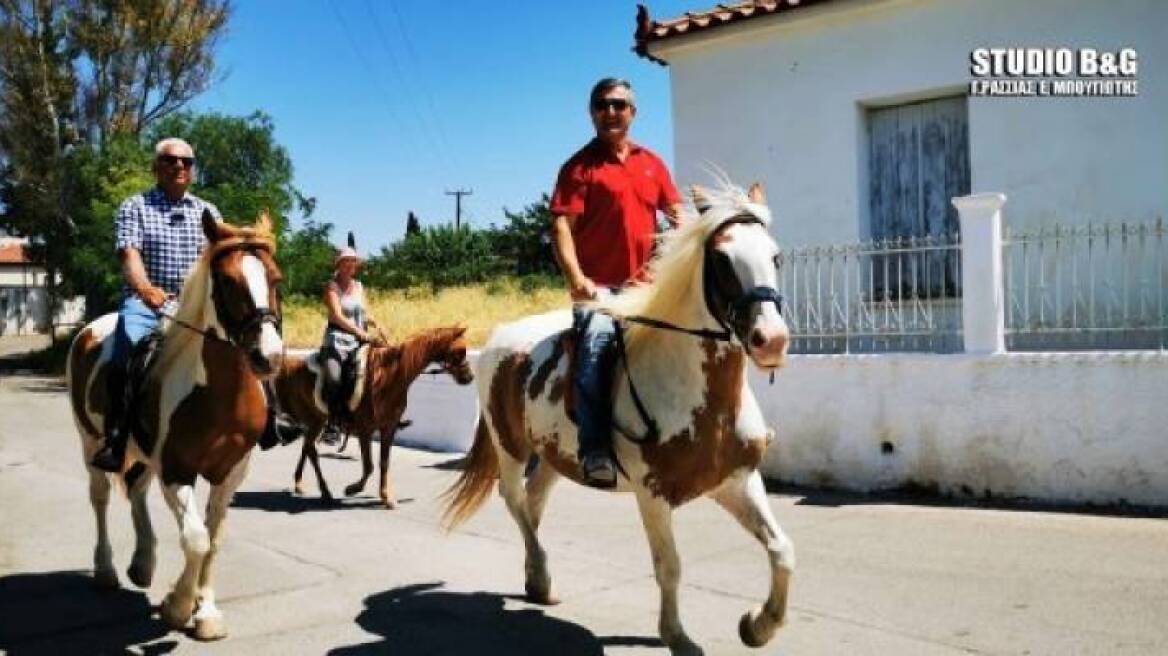 Αργολίδα: Τρεις φίλοι πήγαν να ψηφίσουν πάνω σε άλογα