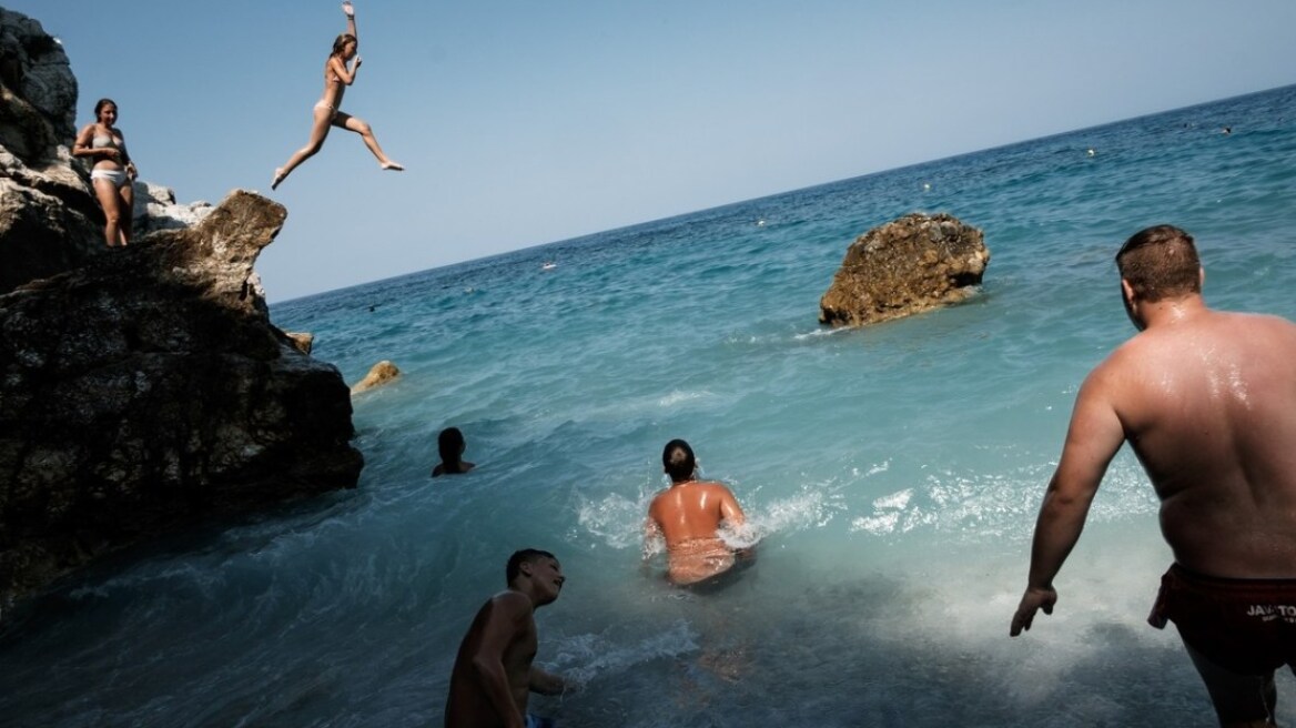 Καιρός τώρα: Σε κλοιό καύσωνα η χώρα - Θα φτάσει τους 42 βαθμούς η θερμοκρασία