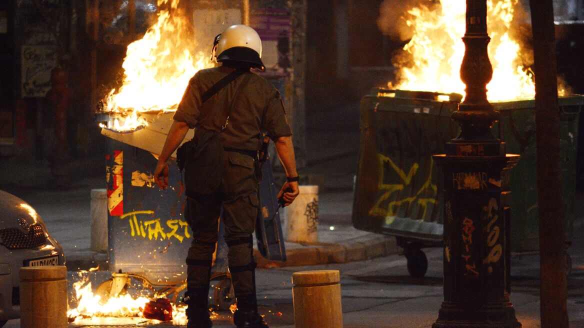 Επίθεση με μολοτόφ σε ΜΑΤ στο Πεδίον του Άρεως