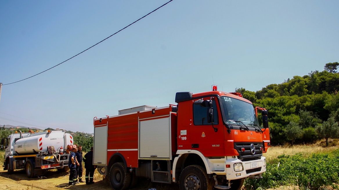 Έσβησε η φωτιά στη χαρτοποιία στην Κόρινθο 