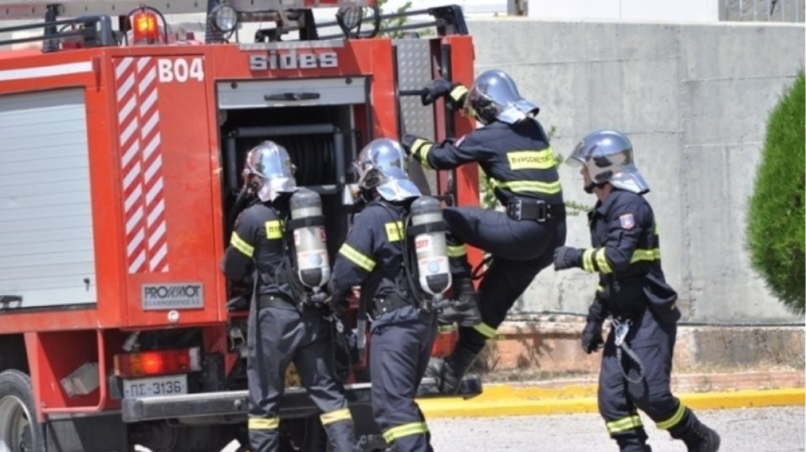 Φωτιά σε κατάστημα στον Πειραιά