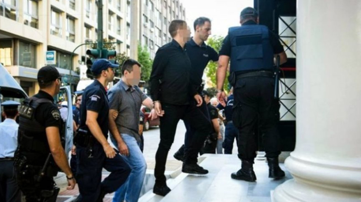 Ζάκυνθος: Ο κόσμος χειροκρότησε τον πατροκτόνο στα δικαστήρια - «Δεν υπήρχε μέρα που να μη βγάζω αίμα!»