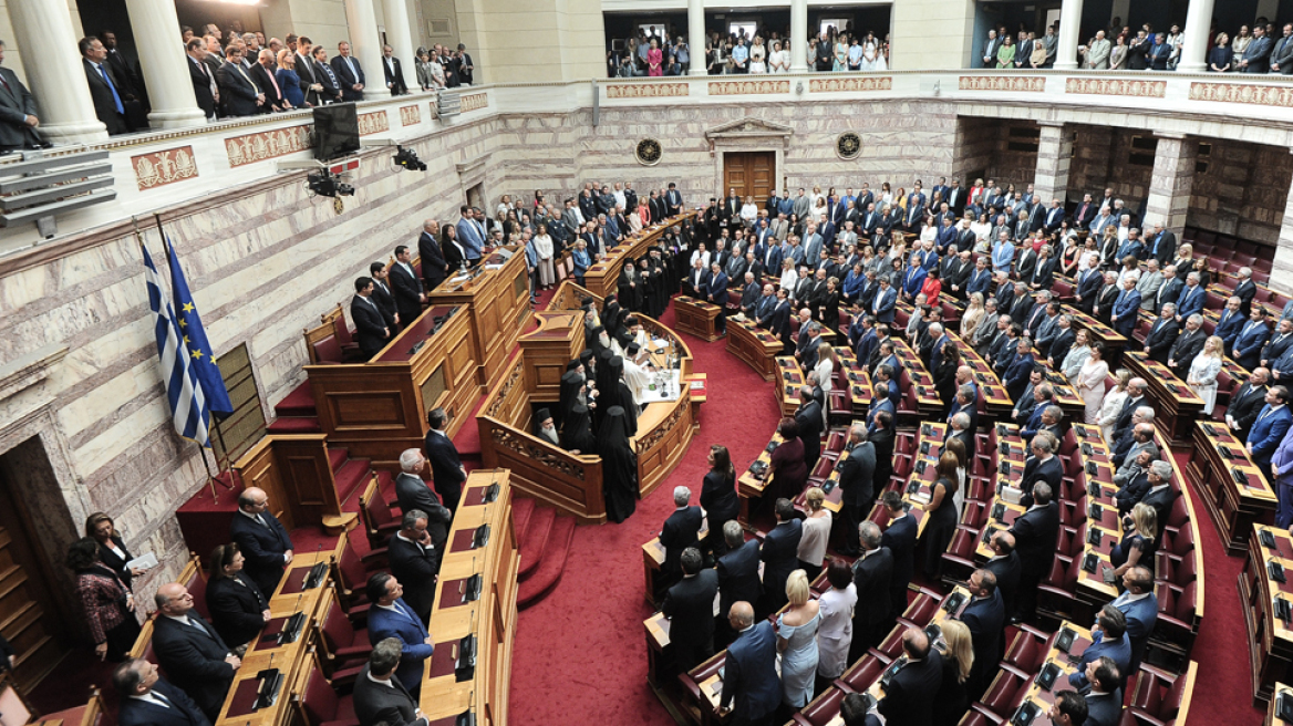 Ορκίστηκαν οι 300 της νέας Βουλής - Φωτογραφίες και παρασκήνιο