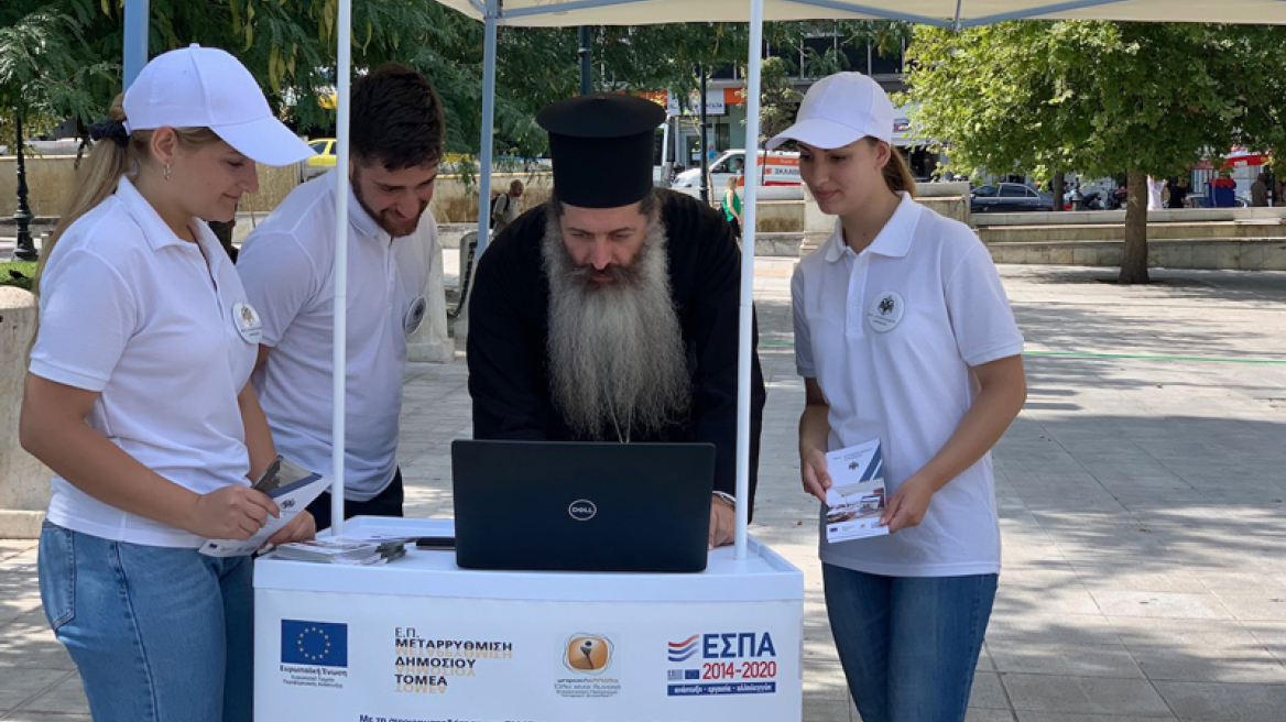 Ιερείς έστησαν κιόσκι στο Σύνταγμα για τις e-υπηρεσίες της Αρχιεπισκοπής Αθηνών