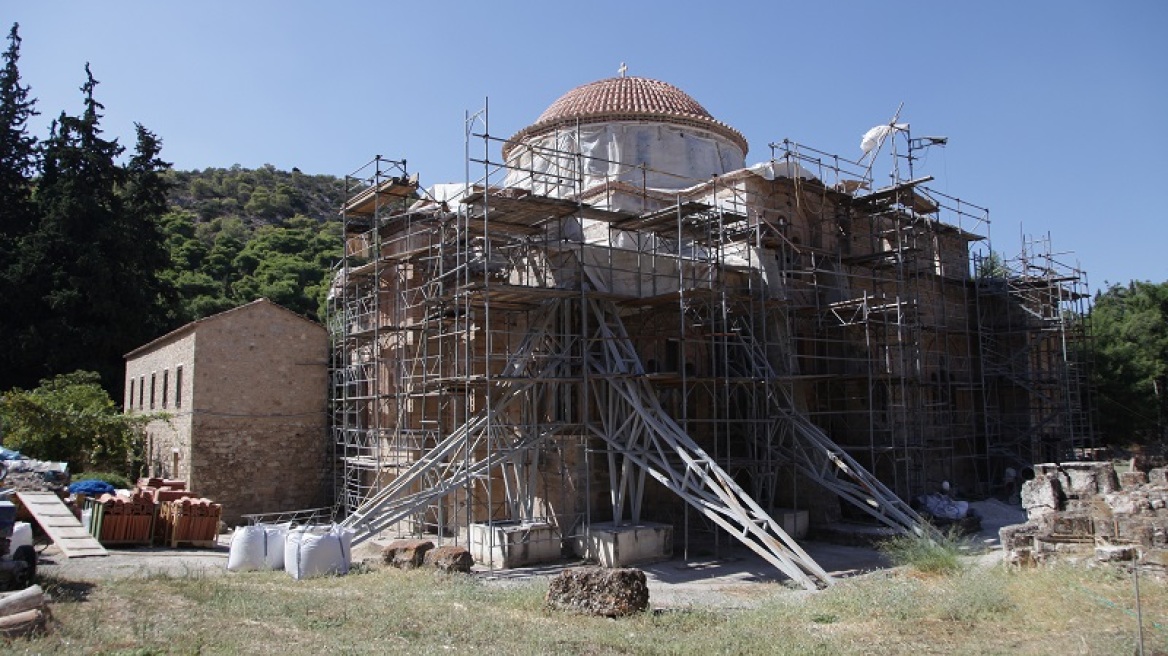 Σεισμός στην Αθήνα: Κατέρρευσε τμήμα στον περίβολο στη Μονή Δαφνίου - Η κατάσταση στα υπόλοιπα μουσεία 