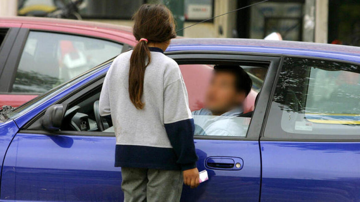 Συνελήφθη 35χρονη φυγόποινη που εξωθούσε το παιδί της στην επαιτεία