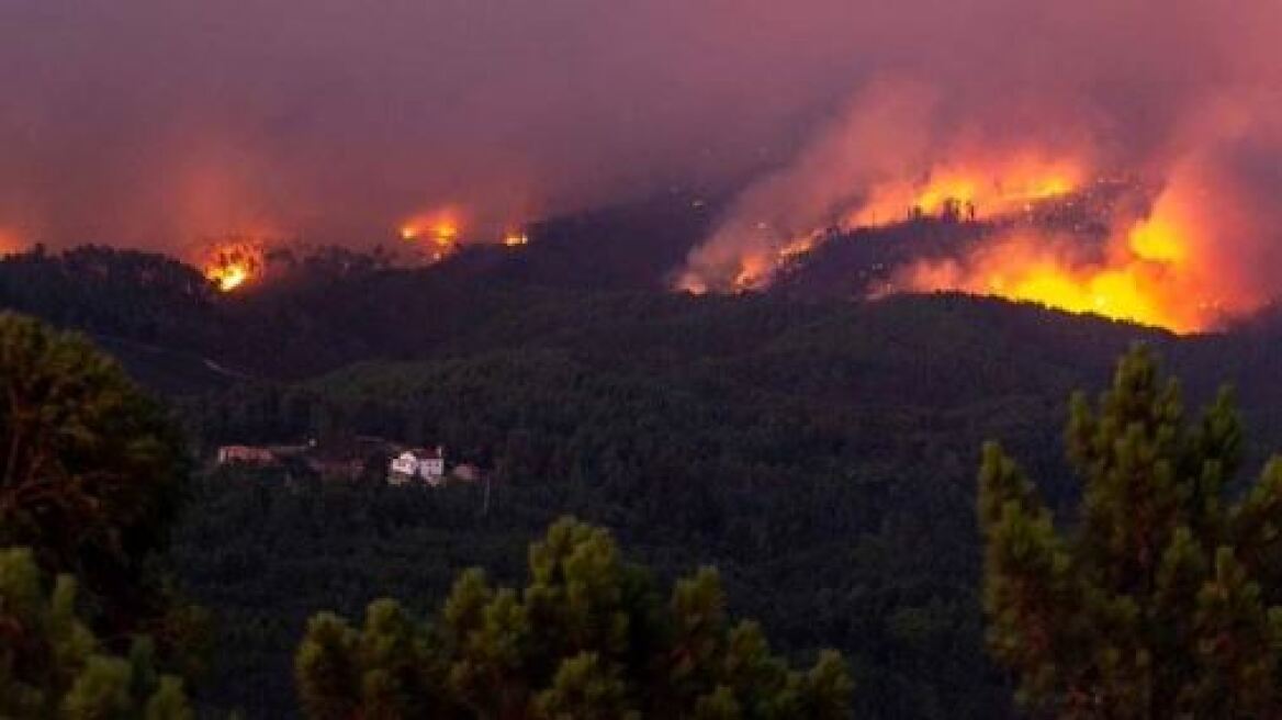 Πορτογαλία: Σε «πύρινο κλοιό» κεντρικό τμήμα της χώρας - Πάνω από 900 πυροσβέστες στη μάχη με τις φλόγες