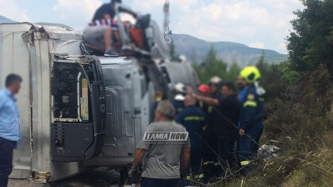 Εκτροπή φορτηγού στην εθνική οδό Λαμίας-Δομοκού