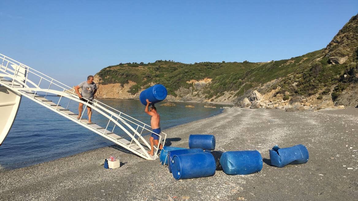 Σκιάθος: Με... παλιά βαρέλια από μυδοκαλλιέργειες προφυλάσσουν τα δάση από τις φωτιές