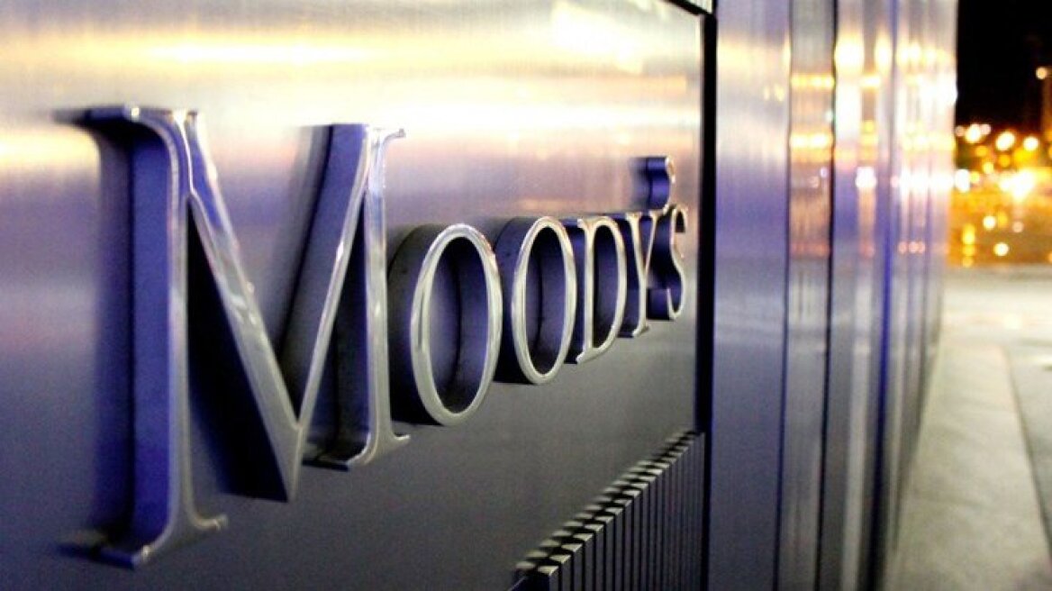 Moody's: Οι δεσμεύσεις της κυβέρνησης αυξάνουν τις προοπτικές ανάπτυξης