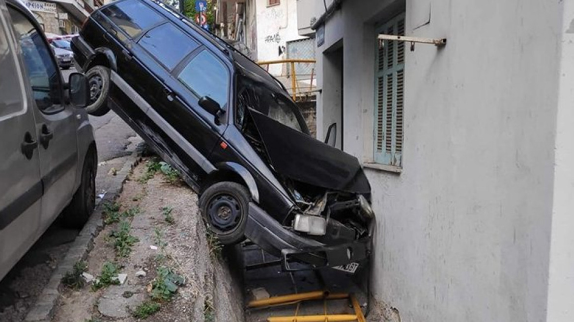 Σοκαριστικό τροχαίο στη Θεσσαλονίκη: Αυτοκίνητο «καρφώθηκε» σε τοίχο