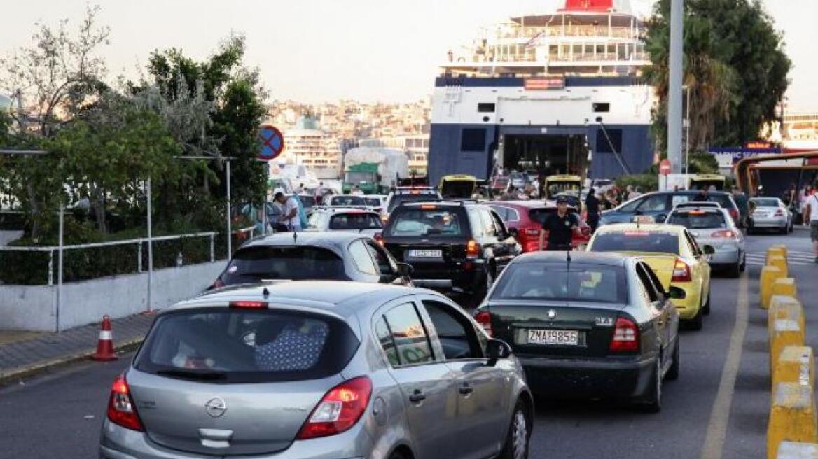 Κίνηση τώρα: Μποτιλιάρισμα στον Πειραιά, λόγω αδειών - Δείτε Live