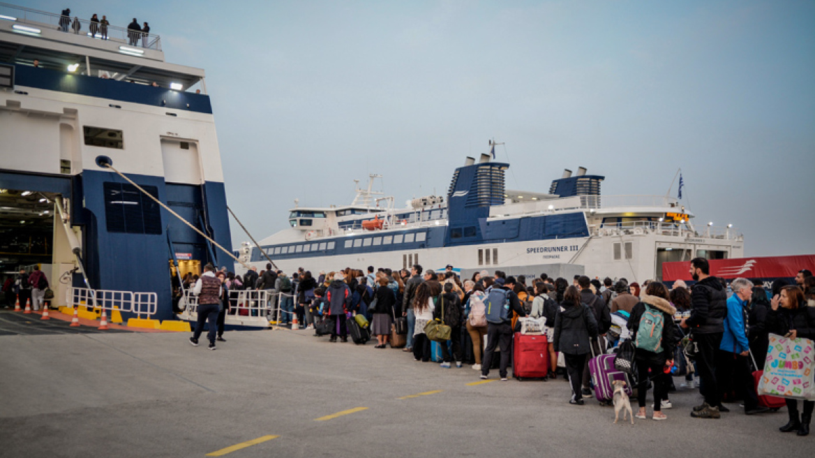 Συνεχίζεται η έξοδος των εκδρομέων: 40.520 έφυγαν την Παρασκευή από τα λιμάνια της Αττικής 