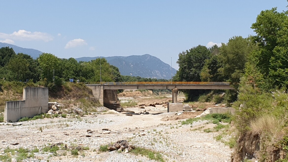 Απίστευτες εικόνες: Στέρεψε ο Πηνειός ποταμός στα Τρίκαλα