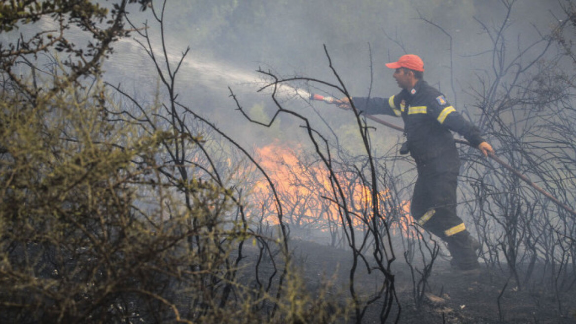 Οριοθετήθηκε η φωτιά στο Ξυλόκαστρο - Συνεχίζεται η επιχείρηση πυρόσβεσης