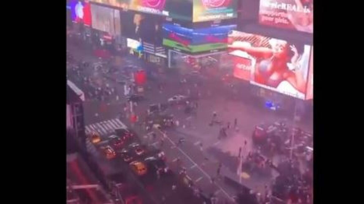 «Χάος» στην Times Square: Κρότοι από εξατμίσεις προκάλεσαν πανικό σε πλήθος