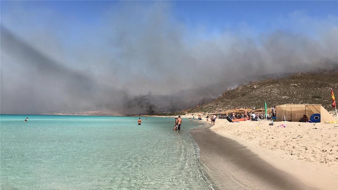 Πυρκαγιά στην Ελαφόνησο: «Έτρεχα να σωθώ με το παιδί στα χέρια μου» 