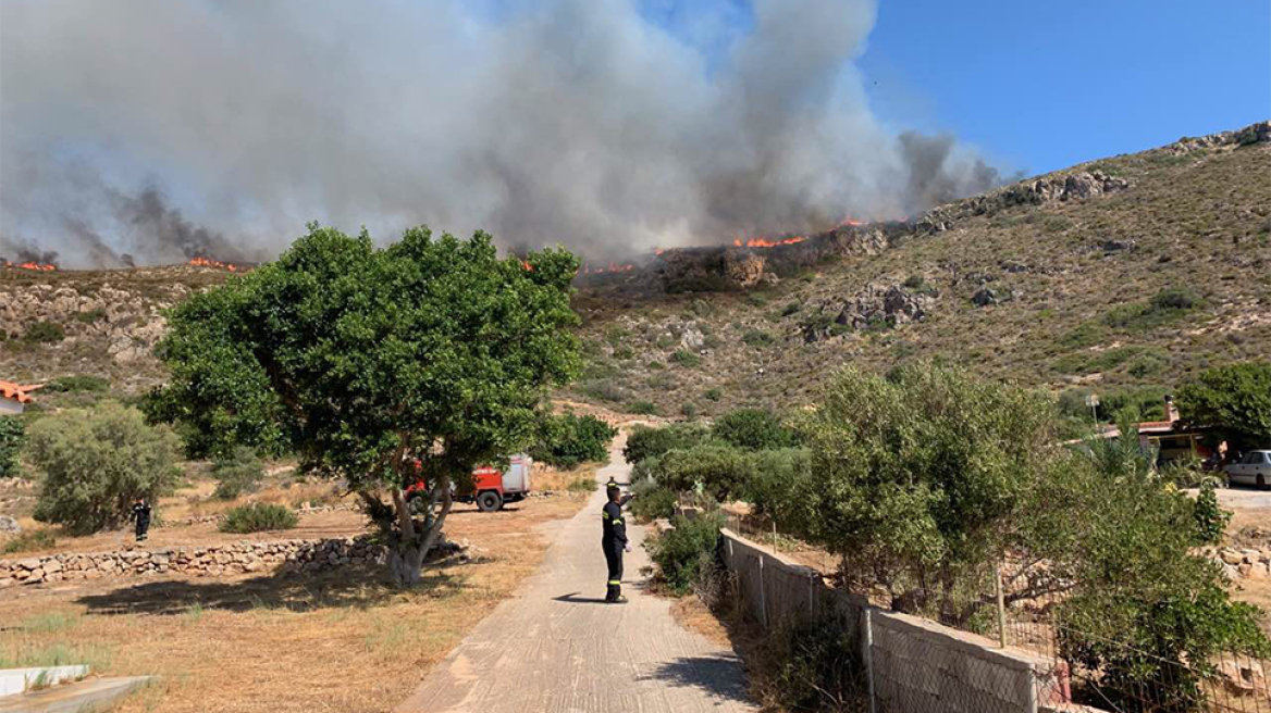 Φωτιά στην Ελαφόνησο - Εκκενώνεται το κάμπινγκ και ο οικισμός Παναγιά