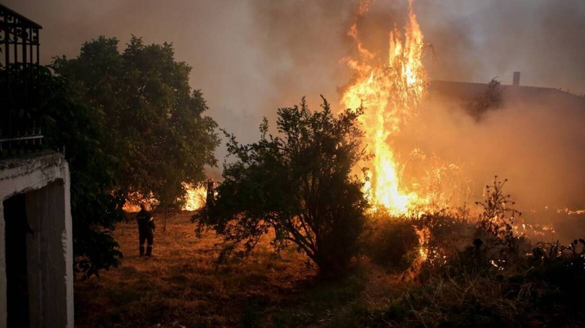 Συγκλονίζει κάτοικος στο Μακρυμάλλη: «Φοβόμαστε ότι μπορεί να καούν τα σπίτια μας, θα περάσουμε τη νύχτα στα αυτοκίνητα»