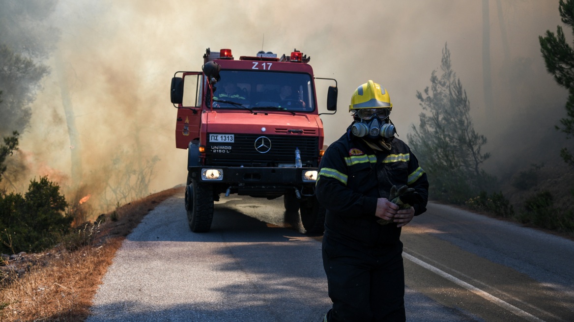 Υπό έλεγχο τέθηκαν οι φωτιές σε Κιάτο και Γαστούνη 