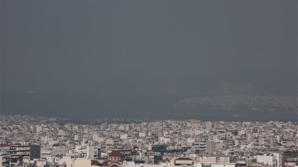 Συναγερμός σε ΚΕΕΛΠΝΟ και υπουργείο Υγείας για τον καπνό που «πνίγει» την Αθήνα