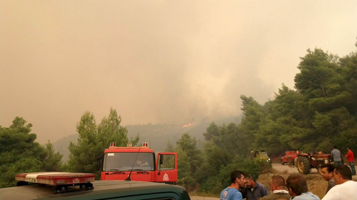 Φωτιά στην Εύβοια: Σε ασφαλές σημείο στα Ψαχνά οι κάτοικοι Μακρυμάλλη και Κοντοδεσποτίου