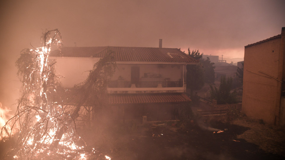 Συγκλονιστικές εικόνες από τη φωτιά στην Εύβοια: Στις αυλές των σπιτιών οι φλόγες 