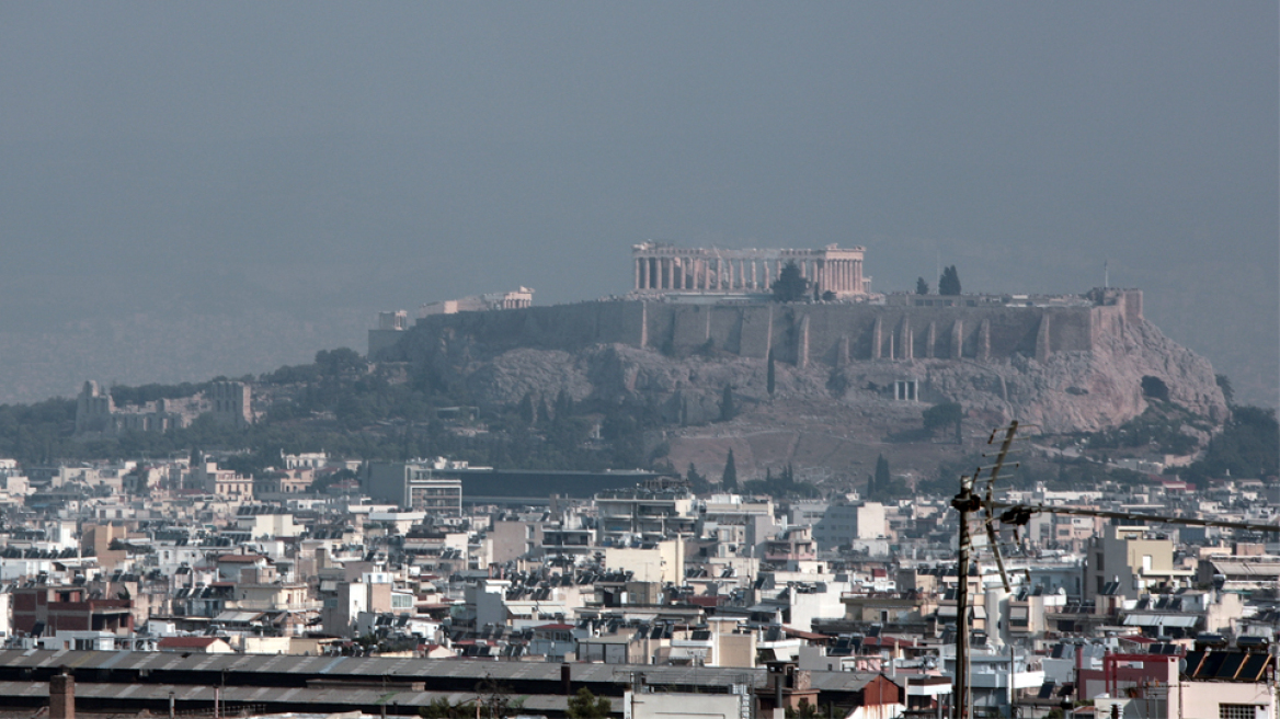 Η Αθήνα «πνίγηκε» στον καπνό της φωτιάς από την Εύβοια - Δείτε φωτογραφίες