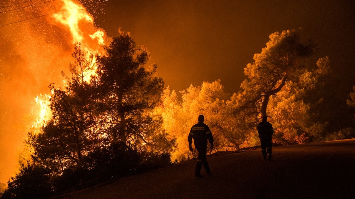 Εκτός ελέγχου η φωτιά στην Εύβοια - Εκκενώθηκαν τέσσερα χωριά