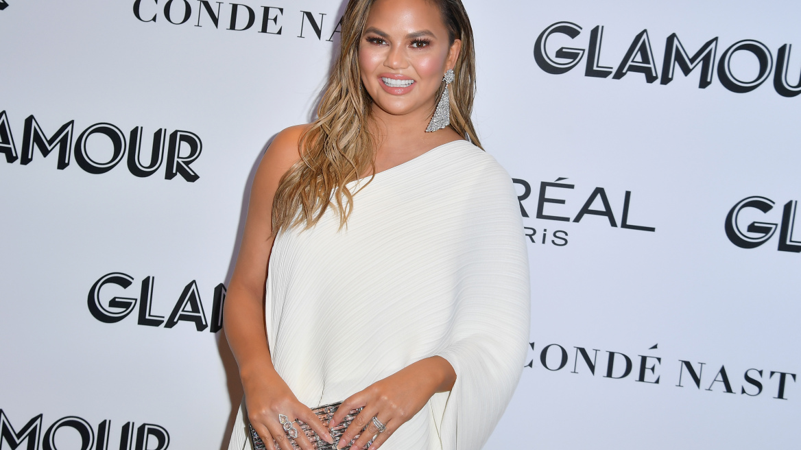 Η Chrissy Teigen έκανε botox στις... μασχάλες