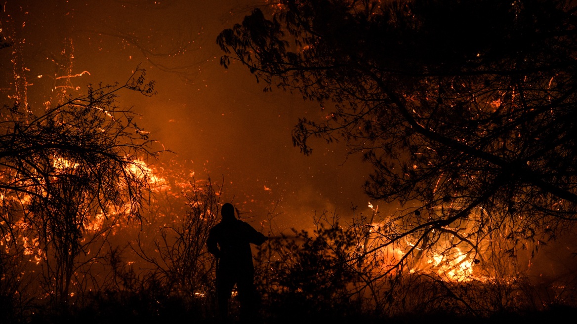 Πυρκαγιές στη νότια Γαλλία: 1000 πυροσβέστες στη μάχη με τις φλόγες