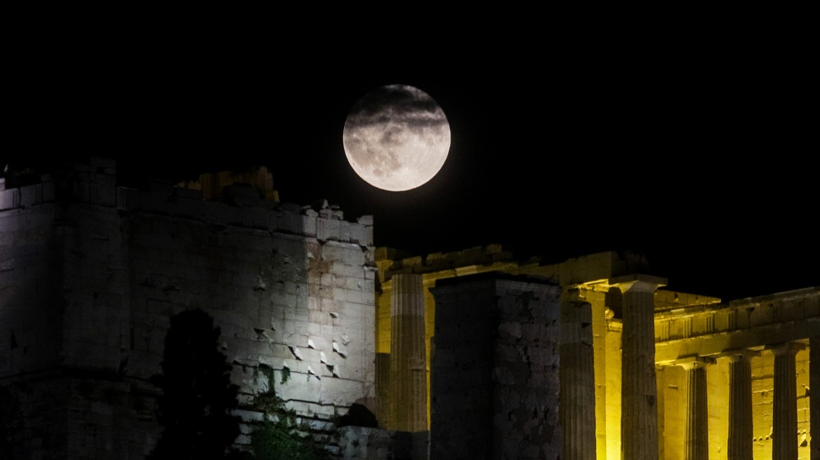 Φωτογραφίες: Καθηλώνουν οι εικόνες με το ολόγιομο φεγγάρι του Aυγούστου